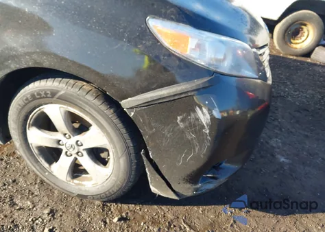 2017 Toyota Sienna Le 8 Passenger z USA, uszkodzony, nr VIN 5TDKZ3DC6HS830737